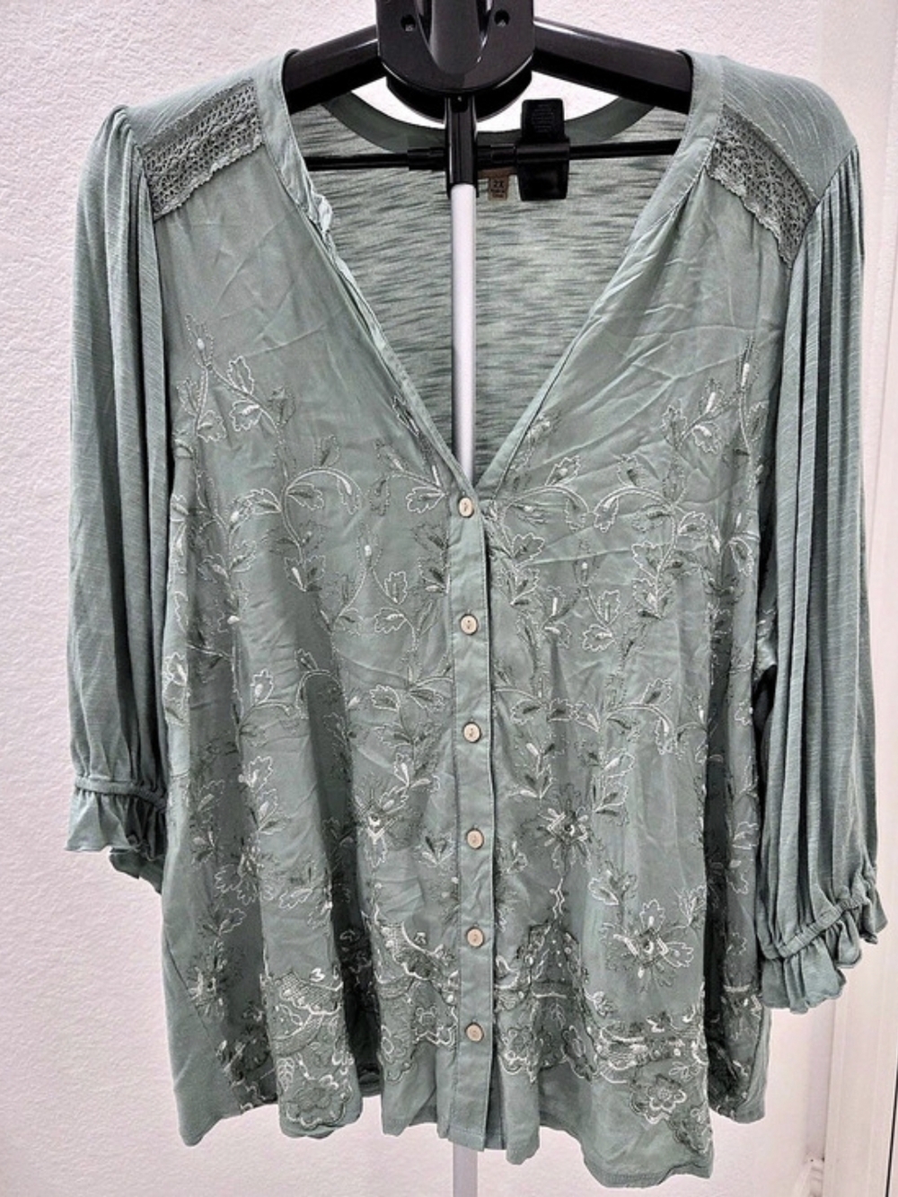 Democracy Floral Embroidered Blouse in Green Size 2X